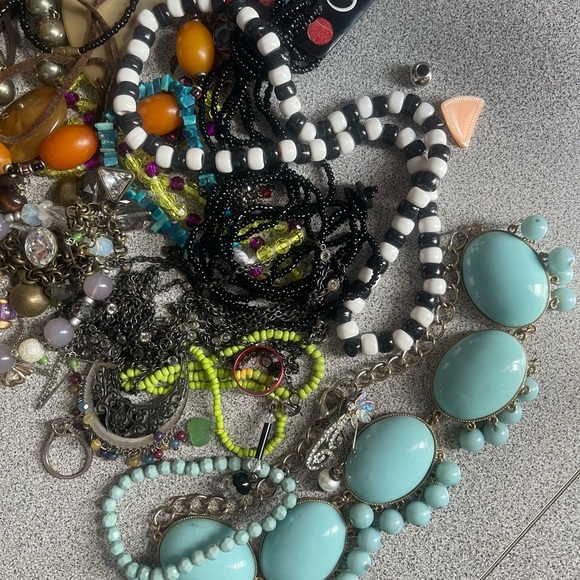 Craft Bag Of Mixed Broken Jewlery - Picture 2 of 5